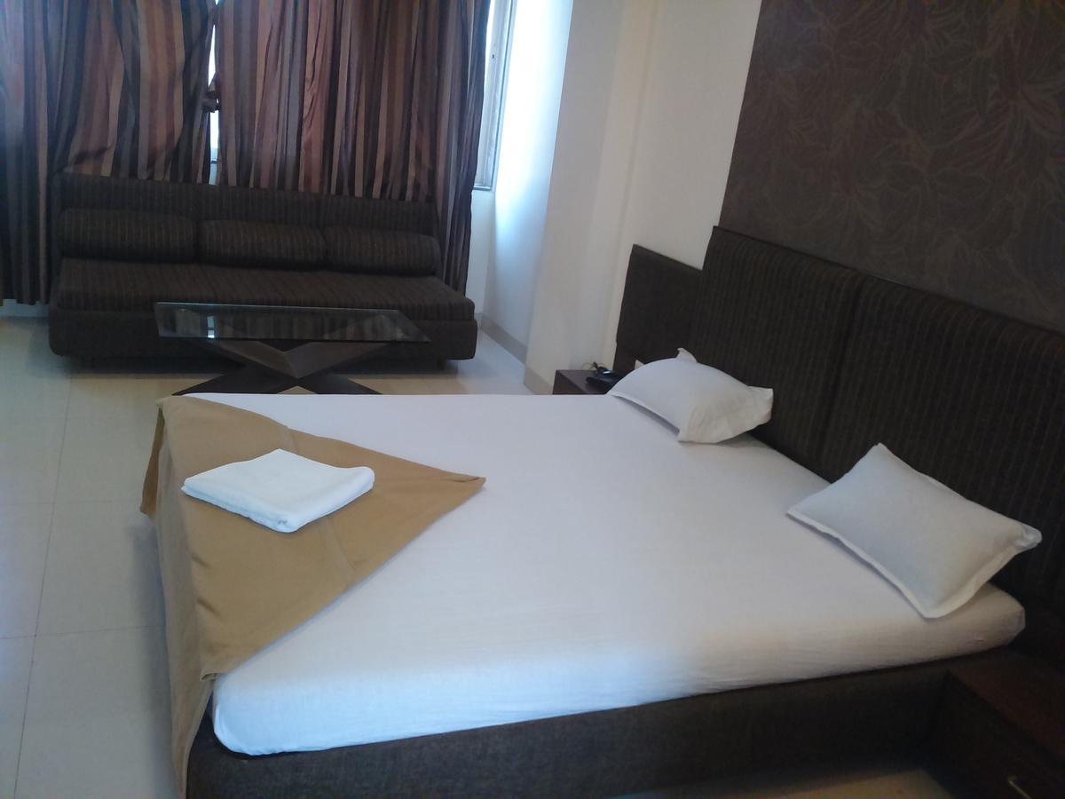 Dolphin Lodging & Boarding Hotel Ulhasnagar Exterior photo